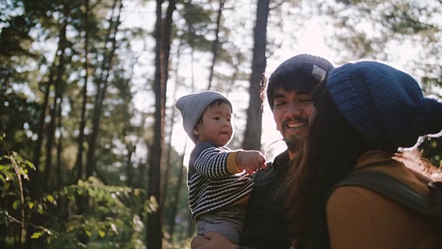 森林里的幸福家庭。视频下载