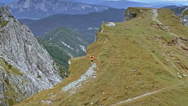 空中男跑步者在美丽的群山中奔跑视频素材