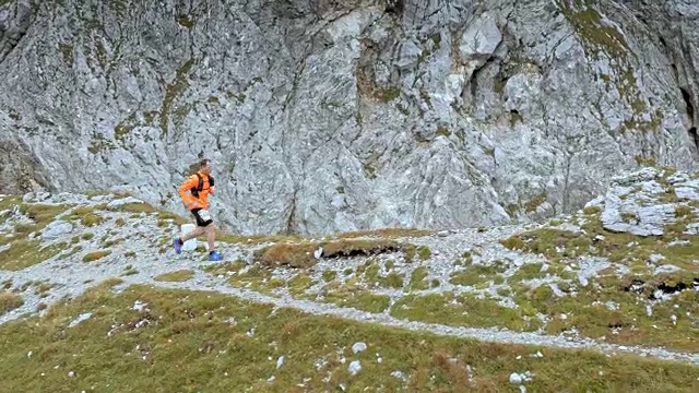 空中男子跑步者在高山山脊上跑马拉松视频素材