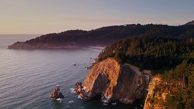 4K航拍壮观的悬崖在北俄勒冈海岸视频素材