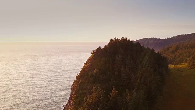 4K航拍壮观的悬崖在北俄勒冈海岸视频下载