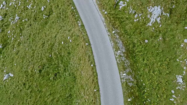 一个男人在高山上的路上奔跑视频素材