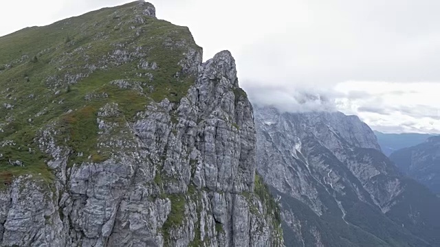 空中的落基山脉和下面的山谷视频素材