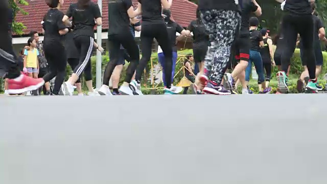 马拉松中数百个慢跑的脚视频下载
