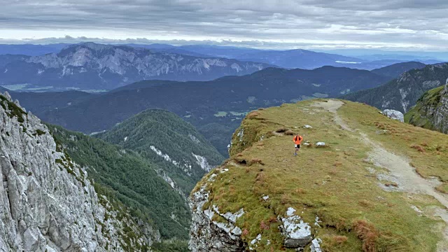 空中奔跑者沿着高山山脊的边缘跑马拉松视频素材