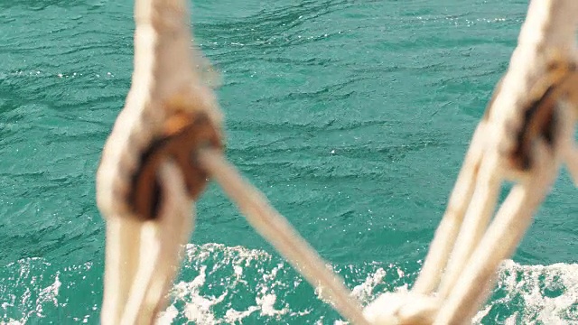 看海上船只的绳索视频素材