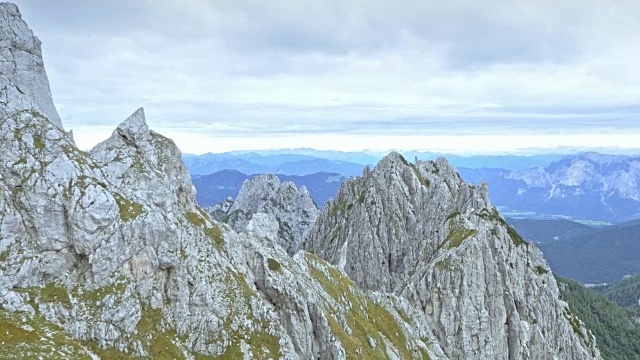 空中飞人在山上跑上山脊视频素材
