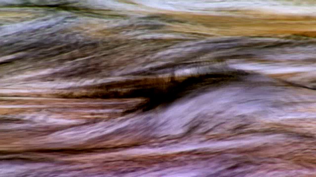 程式化的水流过河流岩石，就像移动的彩色铅笔画视频下载