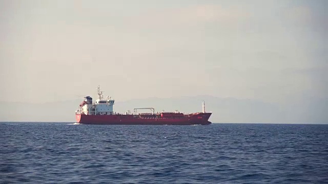在海上漂浮的货船的侧视图视频下载