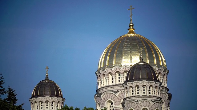 拉脱维亚里加的基督诞生大教堂是由尼古拉·查金(Nikolai Chagin)和罗伯特·普弗拉格(Robert Pflug)在1876年至1883年间设计的新拜占庭风格，当时该国是俄罗斯帝国的一部分，视频下载