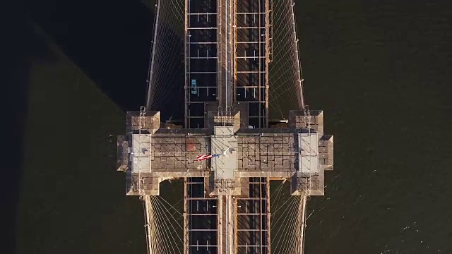 空中俯瞰布鲁克林大桥在纽约，美国。无人机在东河和交通道路上空飞行视频下载