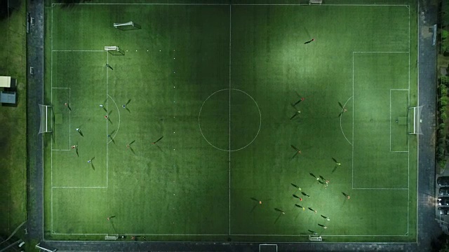 足球运动员在体育场周围奔跑视频下载