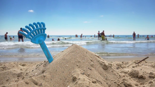 热带海滩上的蓝色玩具砾石景观视频下载