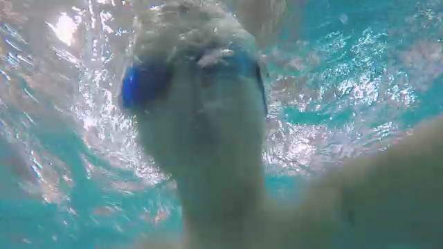 儿童在泳池中潜水，水下风景视频下载