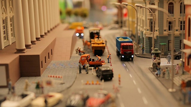 玩具城市道路上的汽车和人视频下载