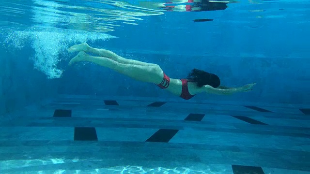 在蓝色水池里游泳的女人视频下载