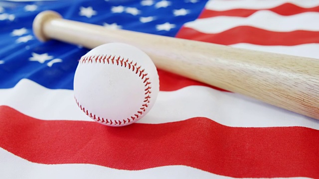 美国国旗上的棒球和棒球棒视频下载