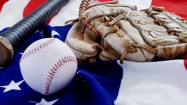 美国国旗上的棒球、棒球棒和棒球手套视频下载