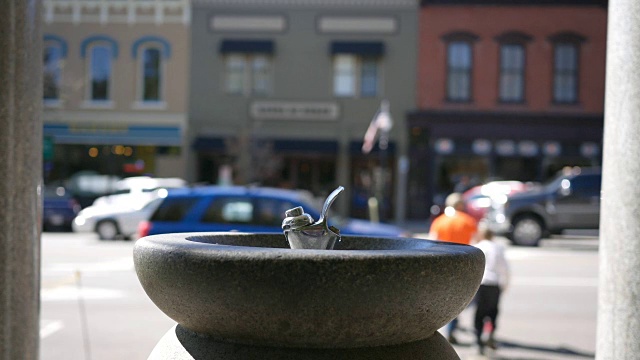 美国小镇上的公共喷泉白天的特写视频素材