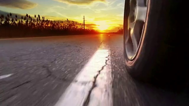 在沥青上驾驶在明亮的夕阳与镜头光晕视频下载