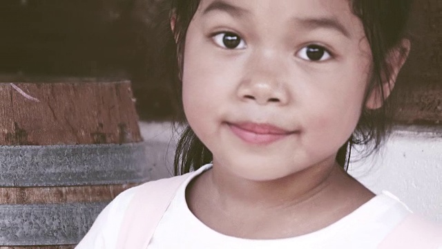 微笑的泰国女孩的肖像。视频素材