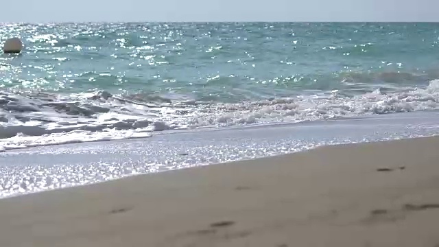 空旷的海滩上波涛汹涌视频素材