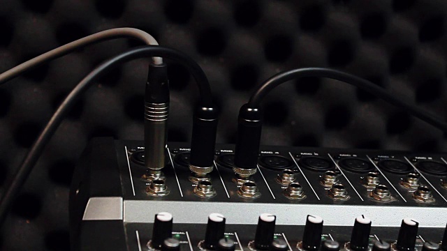 选择对焦手有人连接麦克风的USB连接器上的声音音乐混音。在家庭录音室混合各种对象录音。视频下载