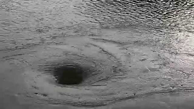 洪水在一个可怕的圆形漩涡。视频素材