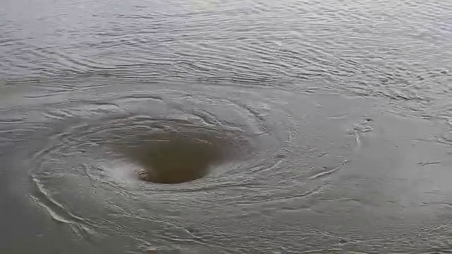 洪水在一个可怕的圆形漩涡。视频素材