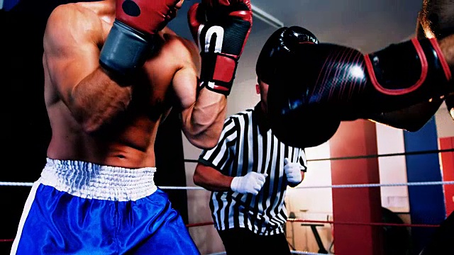 两个拳击手在拳击台上搏斗视频素材