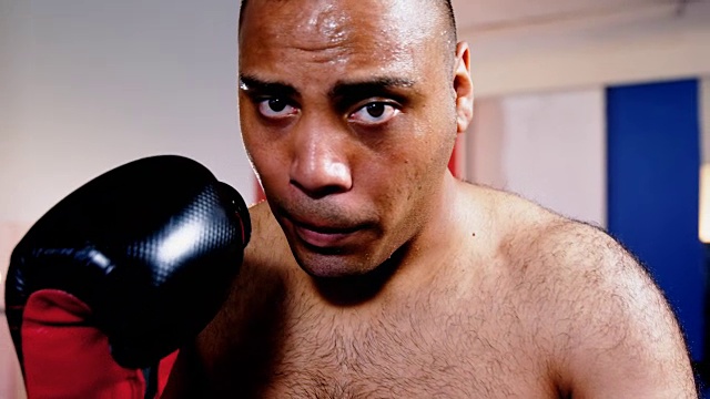 男拳击手在健身房里练习拳击视频素材