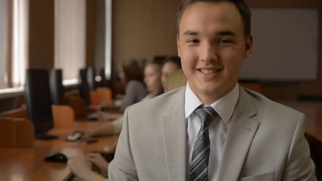 一个穿着西装打着领带微笑的年轻人的肖像。视频素材