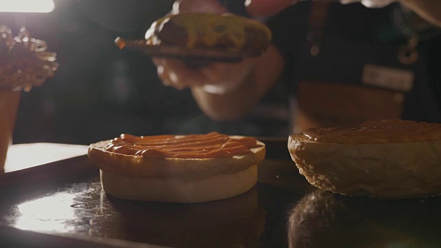 厨师的手准备一个汉堡包与牛肉rissole和奶酪的特写镜头视频素材