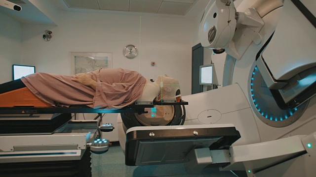 病人接受放射治疗在一个大放射治疗室内视频下载