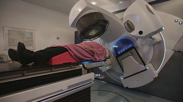 在放射治疗室接受放射治疗的病人视频下载