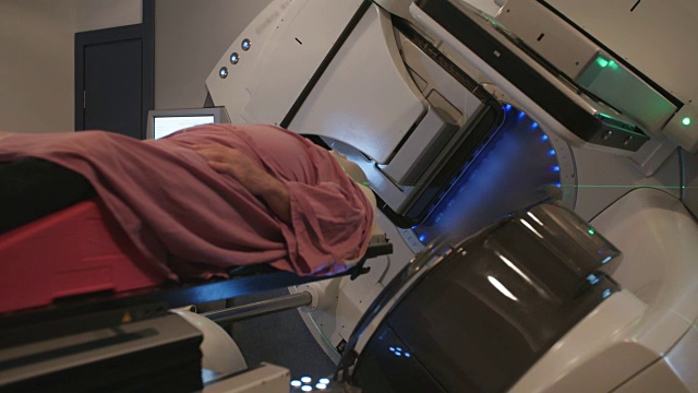 在医院放射治疗室内接受放射治疗的病人视频素材