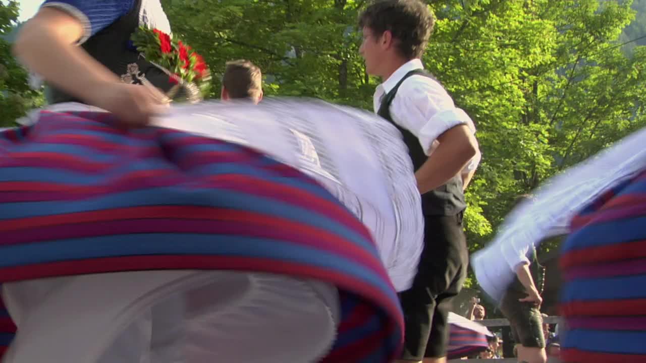 在德国巴伐利亚泰根塞的泰根塞民俗节上，穿着传统服装的人们在跳舞视频下载