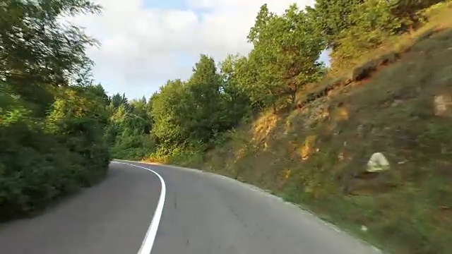 敞篷车在山区的弯道上颠簸行驶视频下载