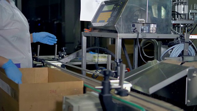 操作人员取出完成的凝乳容器用于装箱。视频素材