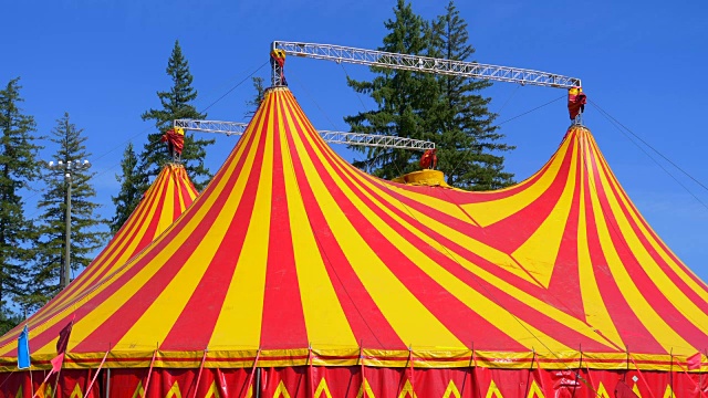马戏团帐篷橙色和红色大顶节日嘉年华表演结构视频下载