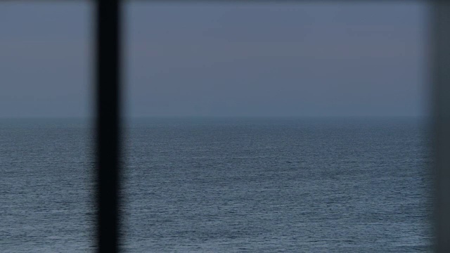 游艇在海上航行，窗外景色视频素材