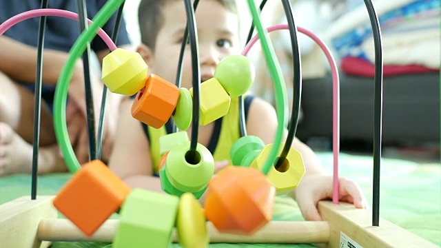 亚洲小男孩玩玩具视频素材