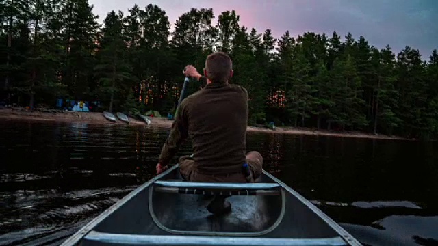 在瑞典的荒野中划独木舟视频素材