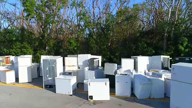 被飓风“厄玛”破坏后丢弃的电器视频素材