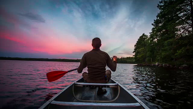 划独木舟在日落时分视频素材