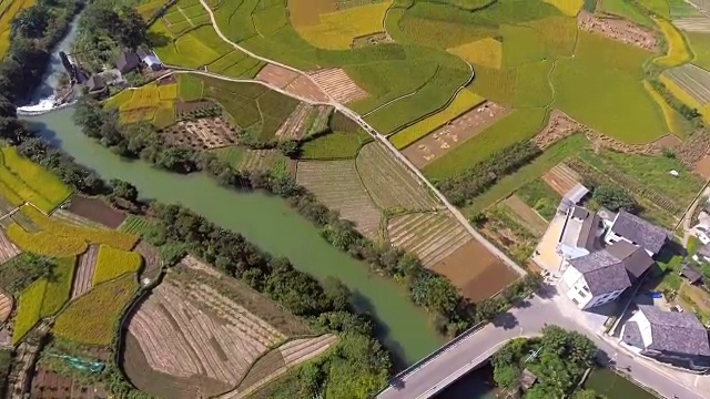 中国贵州省绿谷的梯田和中国传统村落视频下载