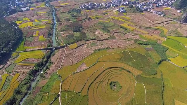 中国贵州省绿谷的梯田和中国传统村落鸟瞰图视频下载