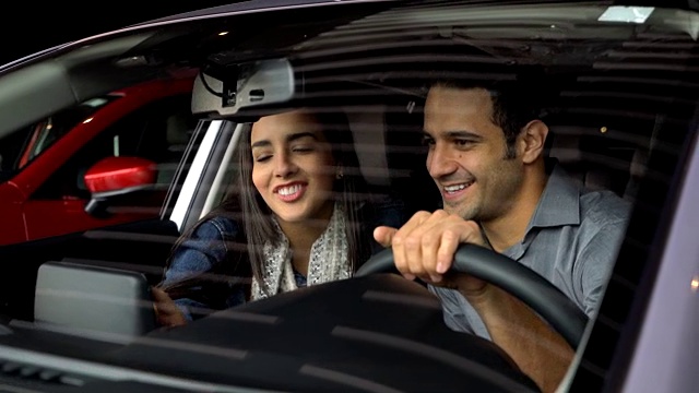 一对幸福的夫妇要去试驾他们想买的车视频下载