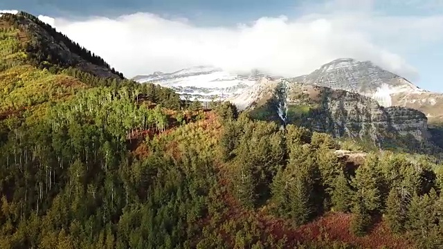 鸟瞰秋天的山脉视频下载