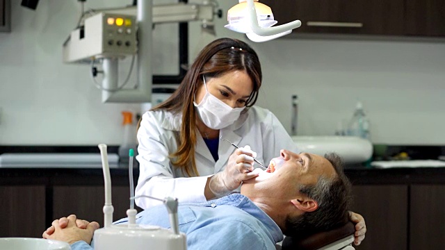 牙医正在给她的病人洗牙视频素材
